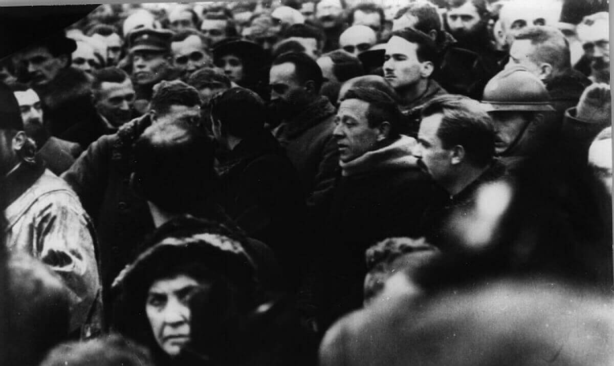 Сміх крізь сльози: повсякденне життя в революційній Україні (1917-22 рр.)
