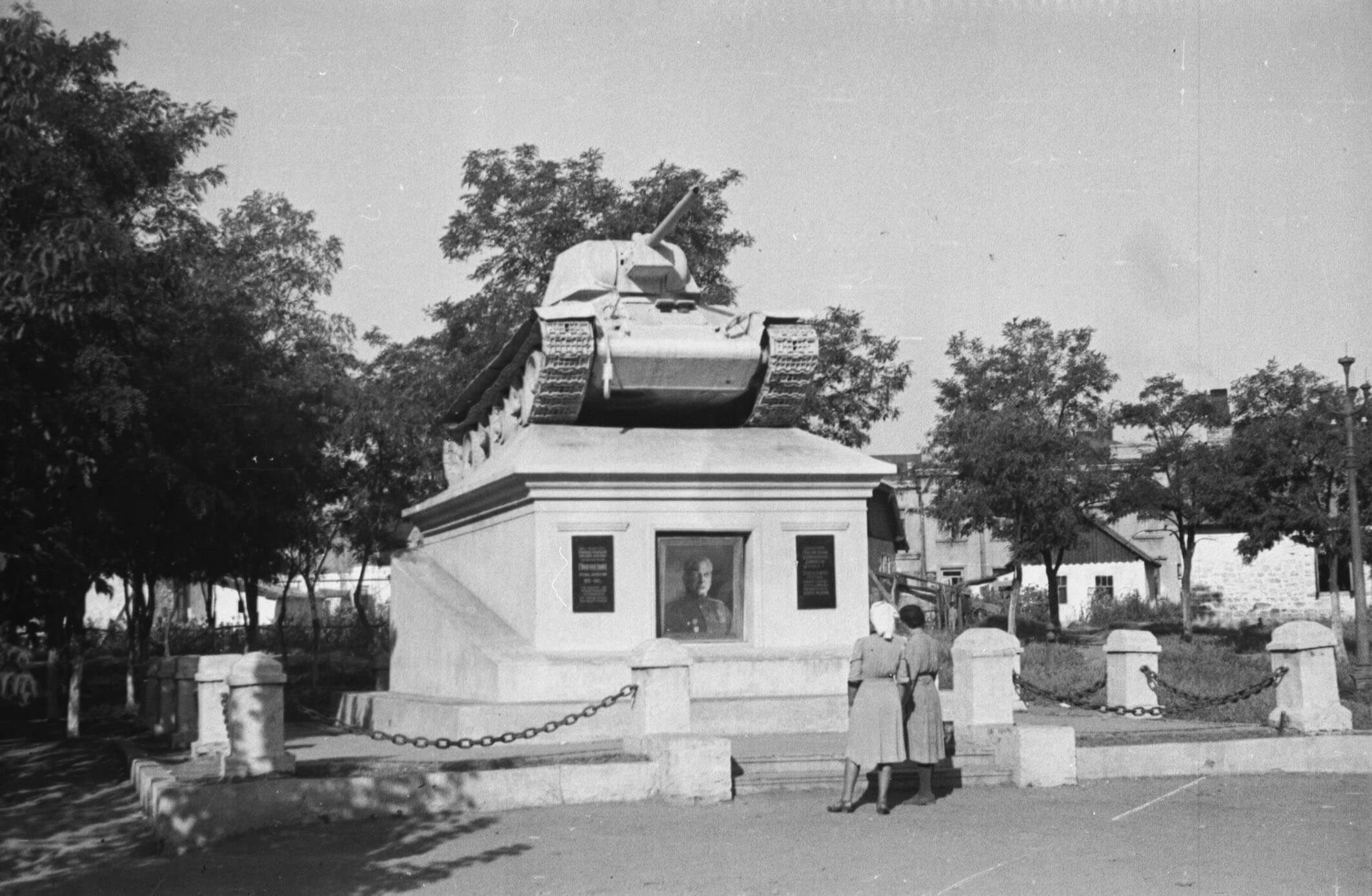 Пам’ять, поминання та забуття. Могили та пам’ятники полеглих солдатів у радянській Україні