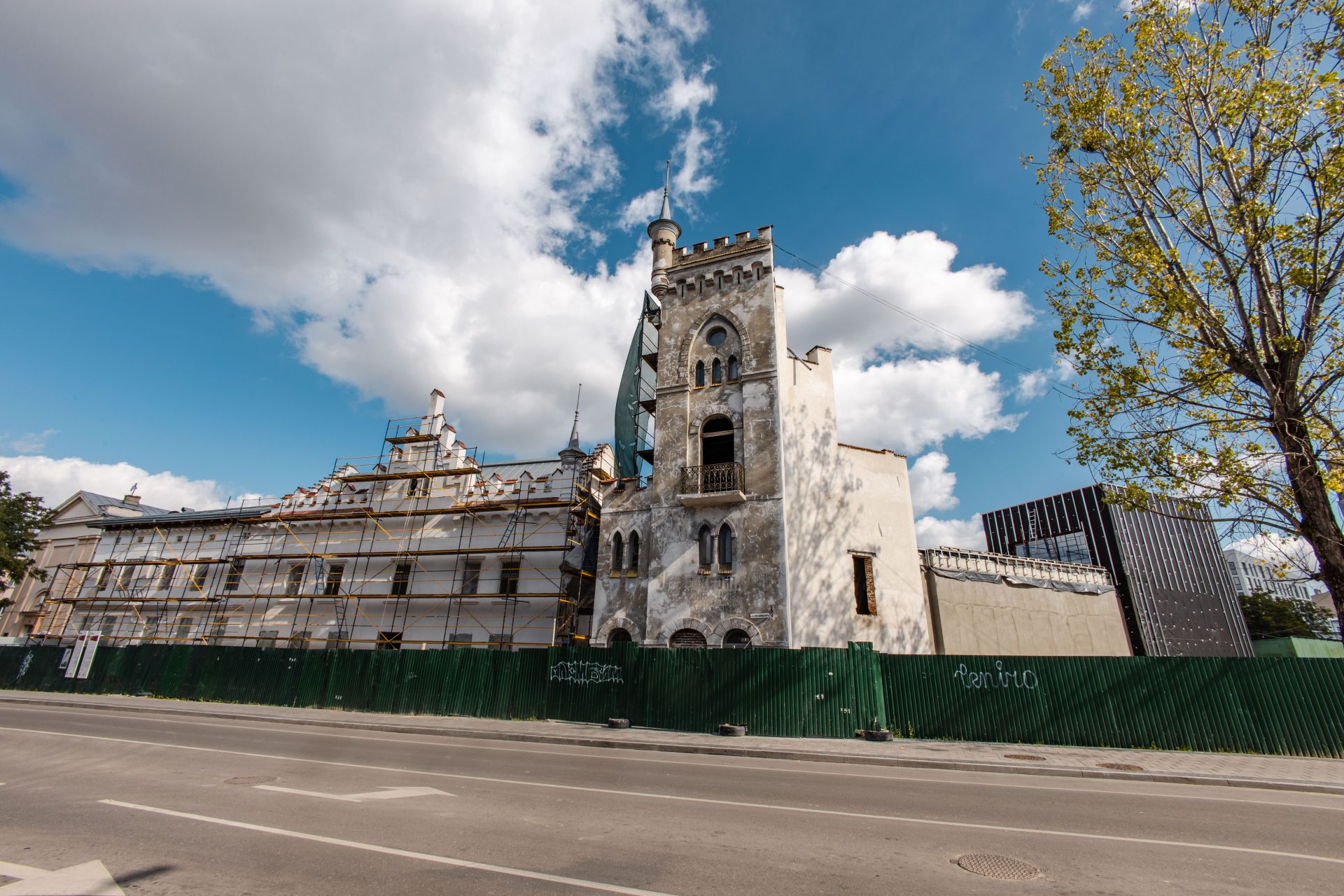 Open Heritage for Reconstruction: Revitalization of Buildings in the World Experience